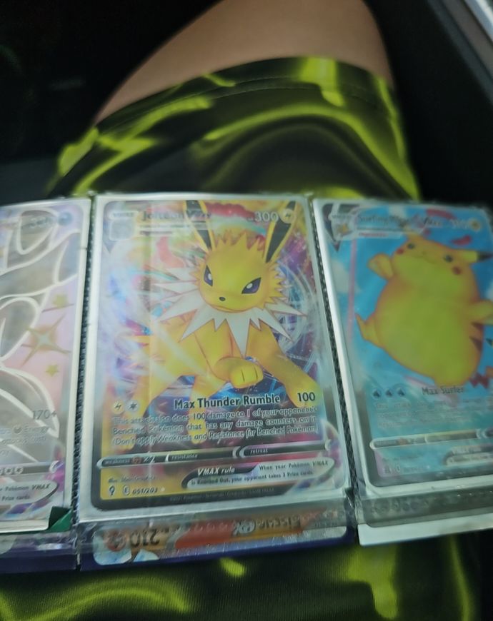 2021 Pokémon TCG Evolving Skies #051 Jolteon VMAX — front