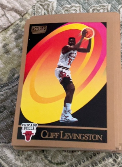 1990 SkyBox #372 Cliff Levingston — front