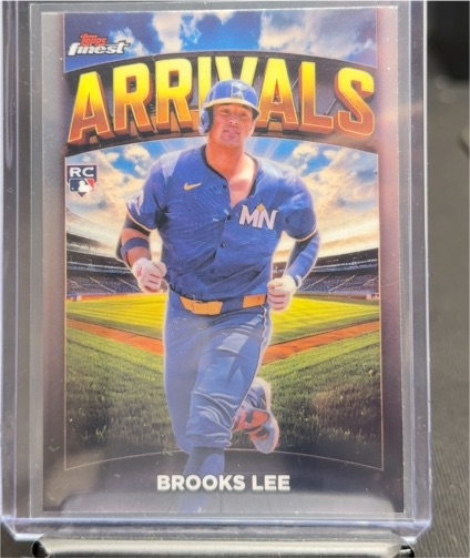 2025 Topps Finest #A-1 Brooks Lee Arrivals — front