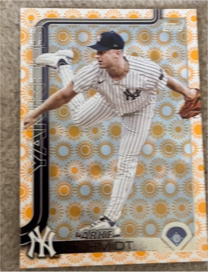 2025 Topps #395 Clarke Schmidt Holiday Sun — front