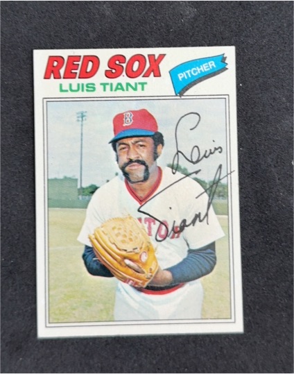 1977 Topps #258 Luis Tiant — front
