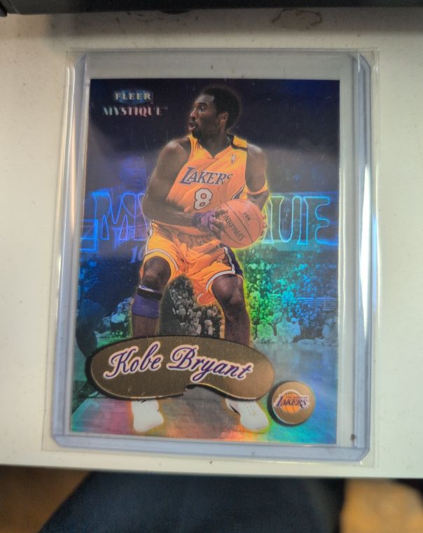 1999-00 Fleer Mystique #61 Kobe Bryant — front