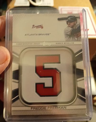 2022 Topps Series 1 #JNM-FF Freddie Freeman Jersey Number Medallion — front