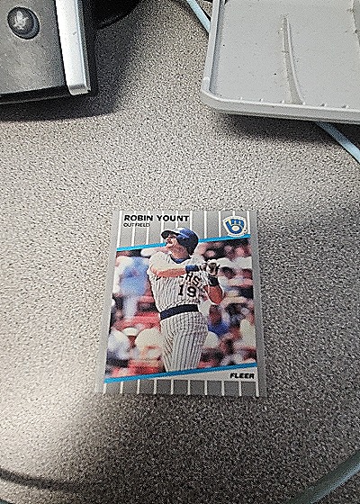 1990 Fleer #19 Robin Yount — front