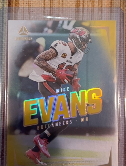 2024 Panini Luminance #70 Mike Evans — front