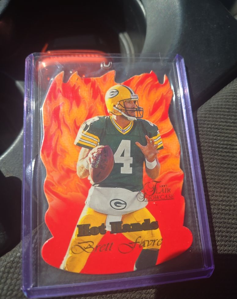 1997 Fleer Showcase Hot Hands Brett Favre — front
