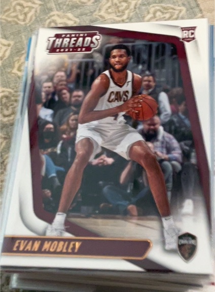 2021-22 Panini Chronicles Threads #94 Evan Mobley Rookie — front