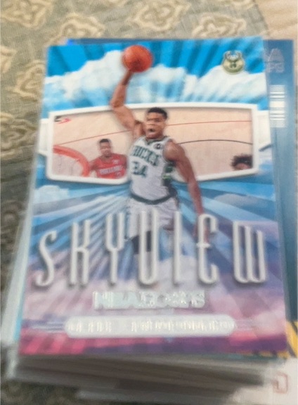 2022-23 Panini NBA Hoops Skyview #3 Giannis Antetokounmpo — front
