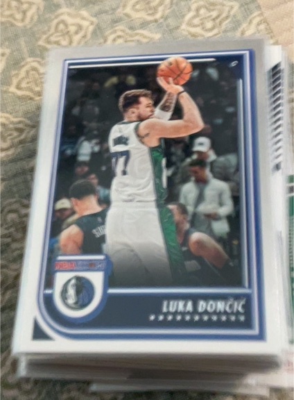 2022-23 Panini NBA Hoops #119 Luka Dončić — front
