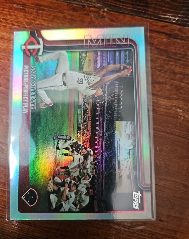 2025 Topps Series 1 Say Cheese! Minnesota Twins Team Card MIN — front