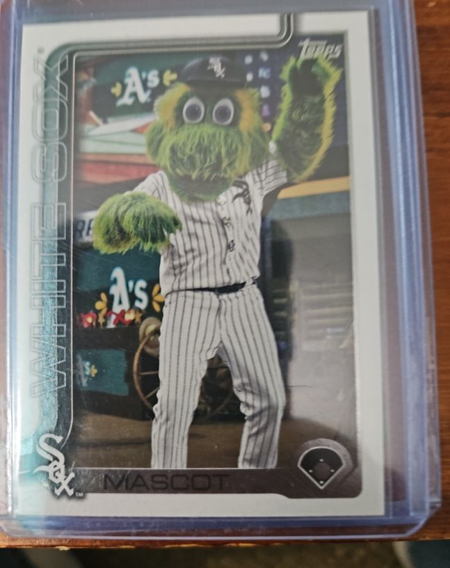 2025 Topps Series 1 Celebration #M-6 Southpaw — front