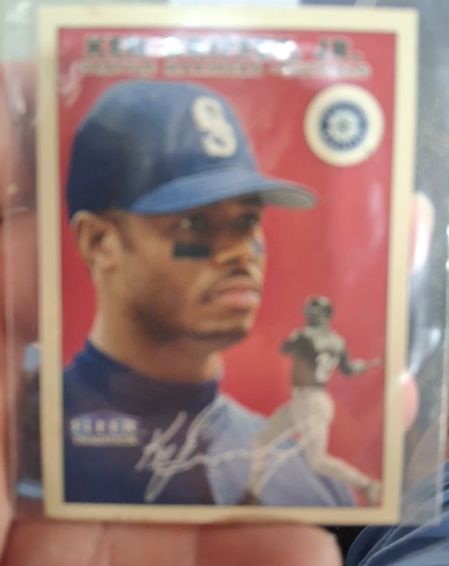 2000 Fleer Tradition #7 Ken Griffey Jr. — front
