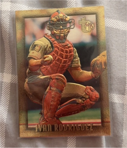 1995 Topps Embossed #54 Ivan Rodriguez — front