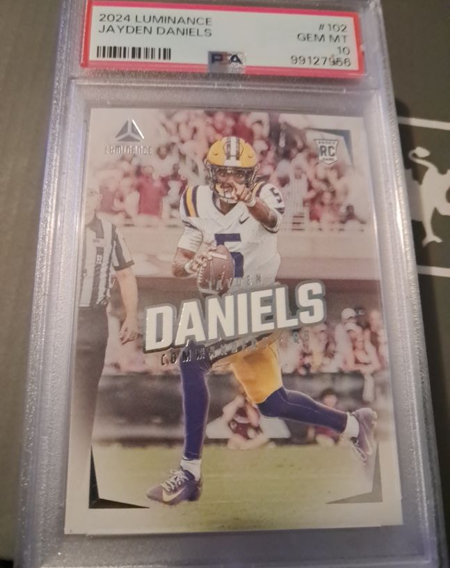 2024 Panini Luminance #102 Jayden Daniels — front