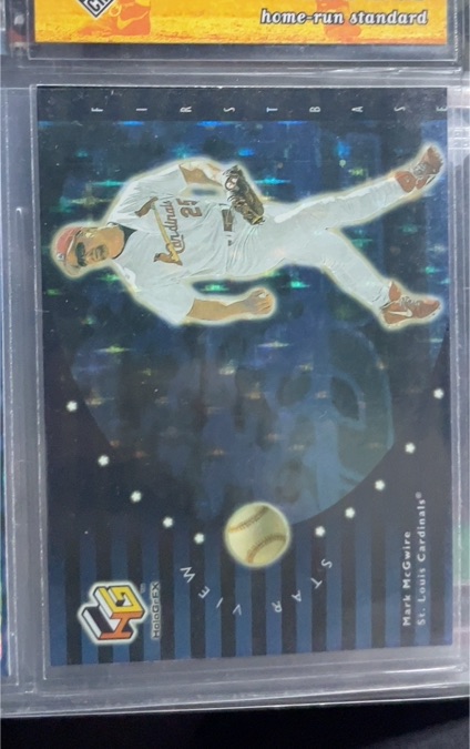 2000 Upper Deck HoloGrFX StarView #SV7 Mark McGwire — front