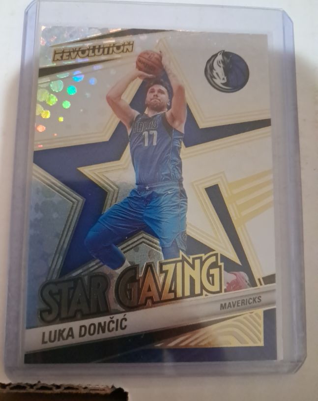 2024-25 Panini Revolution #9 Luka Dončić Star Gazing — front