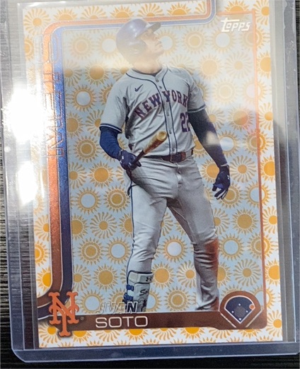 2025 Topps Series 2 #700 Juan Soto Holiday Sun Parallel — front