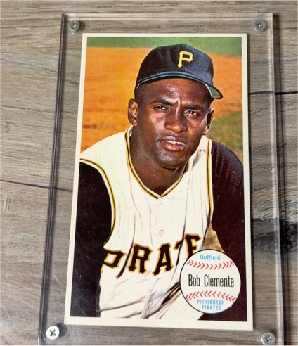 1964 Topps Giants #11 Roberto Clemente — front