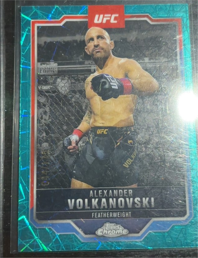 2025 Topps Chrome UFC #18 Alexander Volkanovski — front
