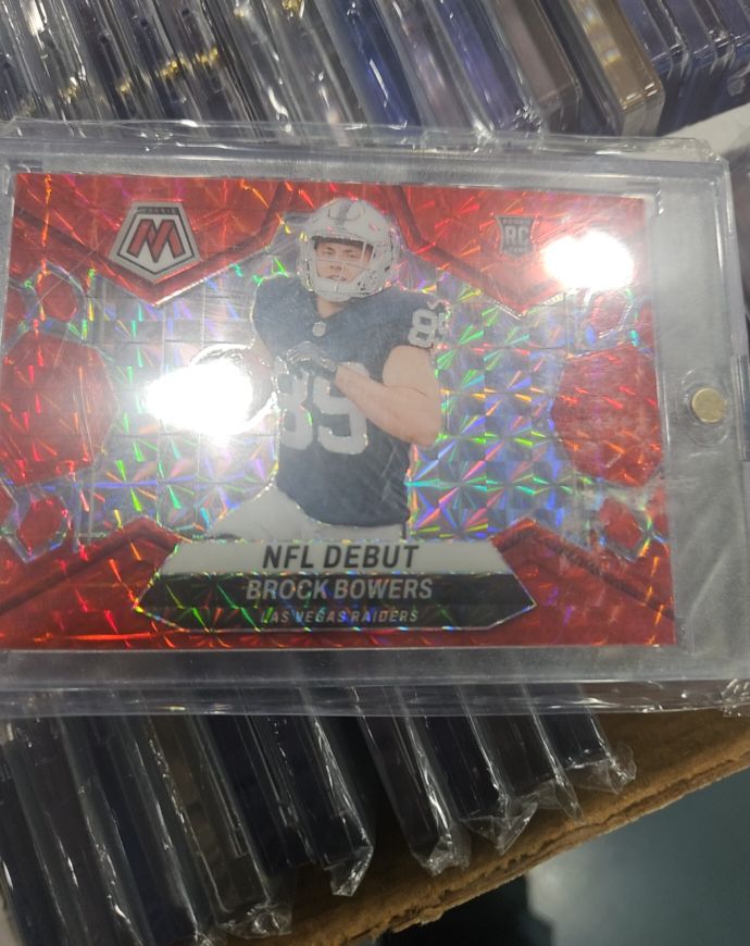 2024 Panini Mosaic - NFL Debut Brock Bowers #286 Red Camo Mosaic Prizm (RC) — front