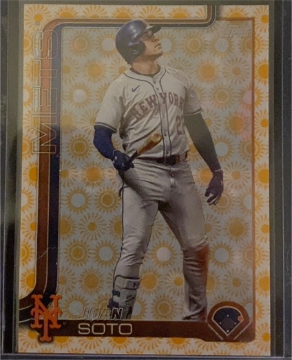 2025 Topps Series 2 #700 Juan Soto Holiday Sun Parallel — front