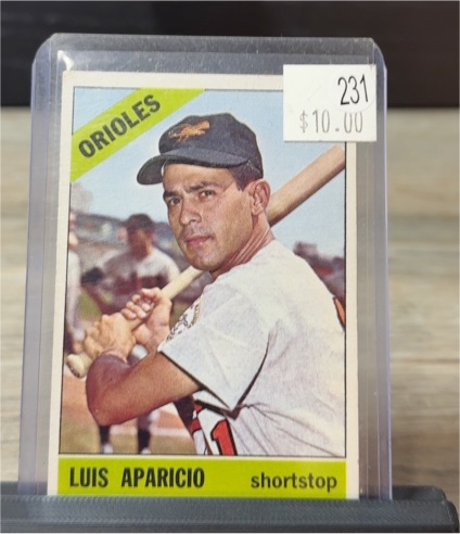 1966 Topps #90 Luis Aparicio — front
