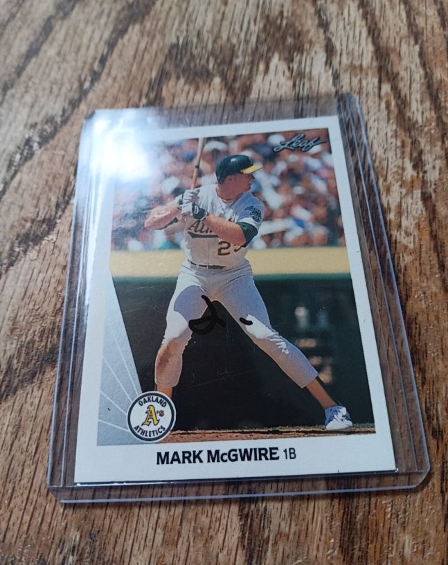 1990 Leaf #62 Mark McGwire Oakland Athletics — front
