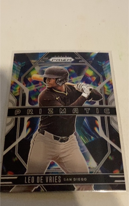 2025 Panini Prizm Prizmatic #8 Leo de Vries — front