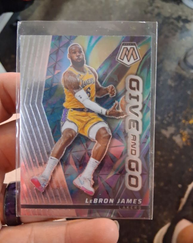 2022-23 Panini Mosaic #3 LeBron James Give and Go — front