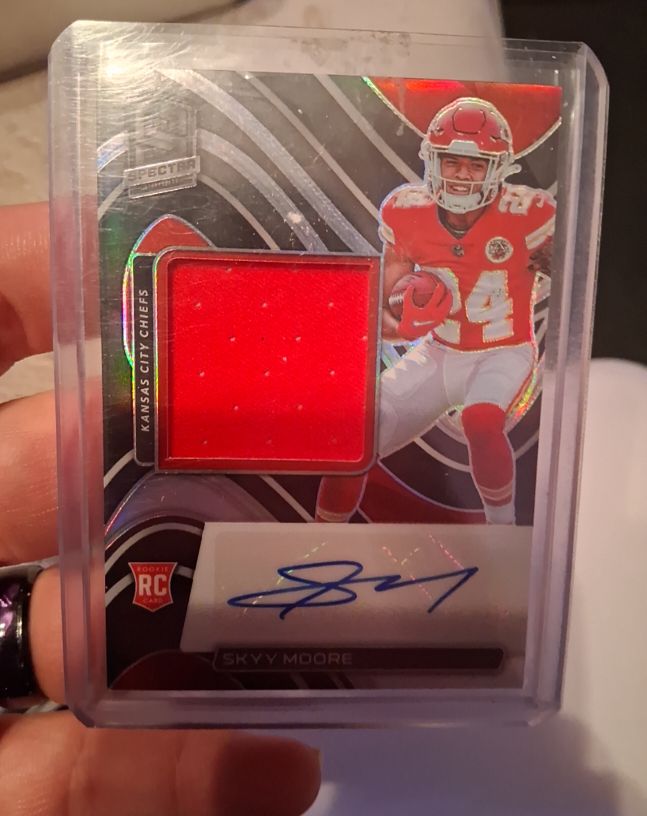 2022 Panini Spectra # Skyy Moore Rookie Patch Auto — front