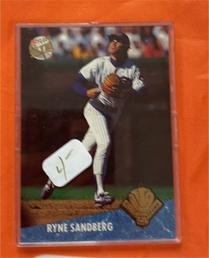 1992 Fleer Ultra #25 Ryne Sandberg — front