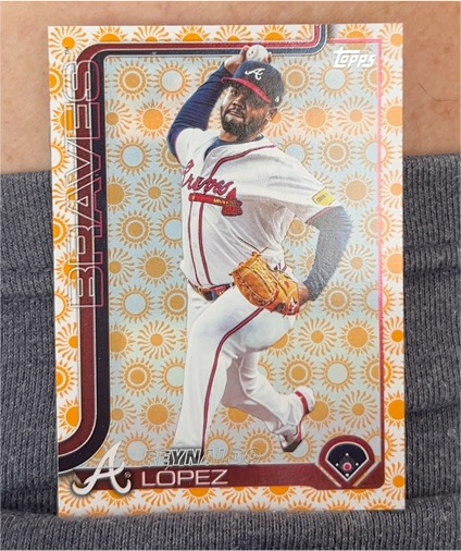 2025 Topps Series 2 #435 Reynaldo Lopez Holiday Sun Parallel Atlanta Braves — front