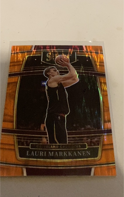 2021-22 Panini Select #90 Lauri Markkanen Orange Flash Prizm — front
