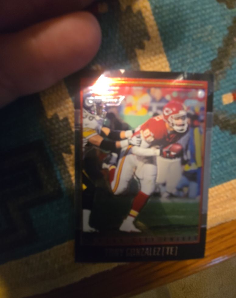 2001 Bowman Chrome #10 Tony Gonzalez — front