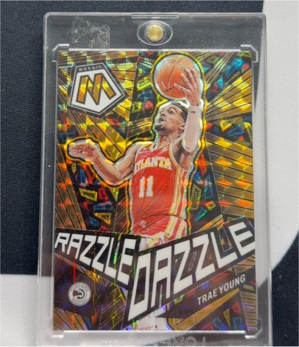 2022 Panini Mosaic #10 Trae Young Razzle Dazzle — front
