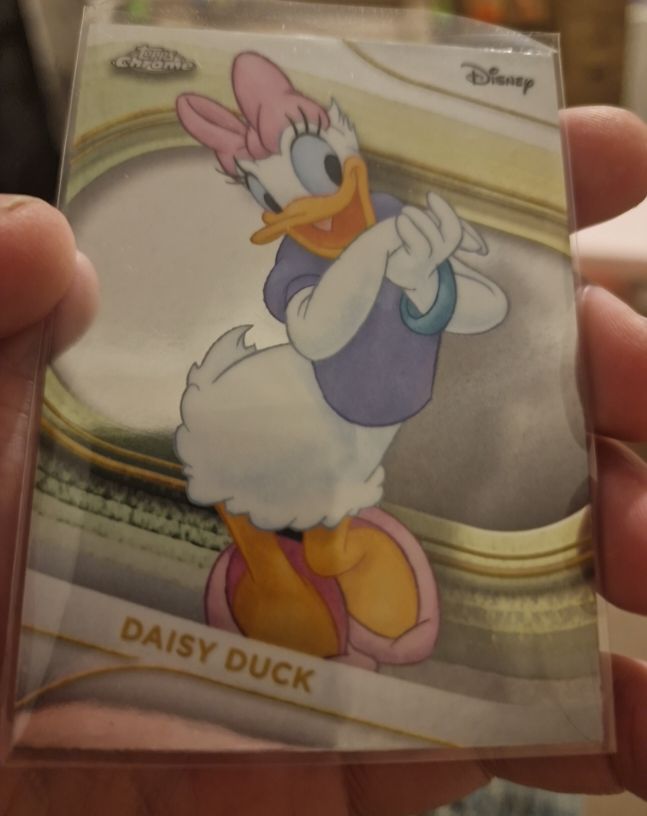 2025 Topps Chrome Disney #40 Daisy Duck — front