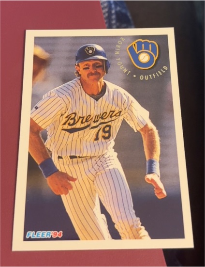 1994 Fleer #197 Robin Yount — front