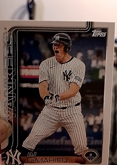 2022 Topps #697 DJ LeMahieu — front