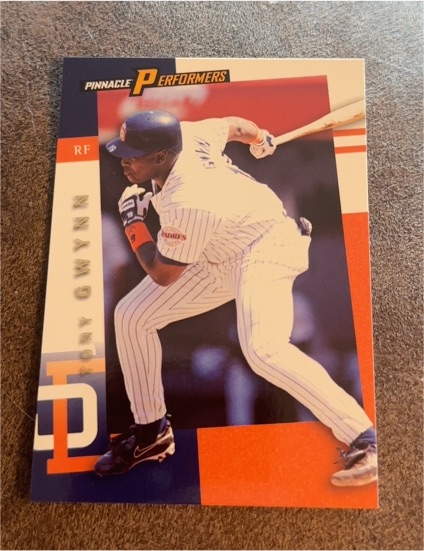 1998 Pinnacle Performers #8 Tony Gwynn — front