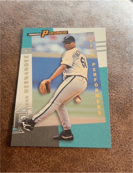 1998 Pinnacle Performers #111 Livan Hernandez — front