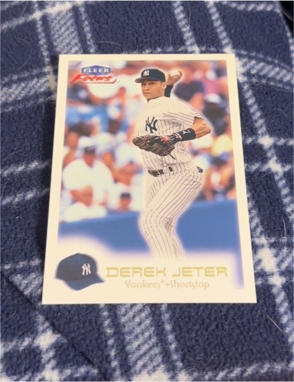 2000 Fleer Focus #11 Derek Jeter — front