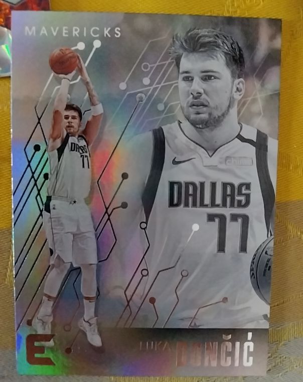 2019-20 Panini Chronicles Essentials #206 Luka Doncic — front