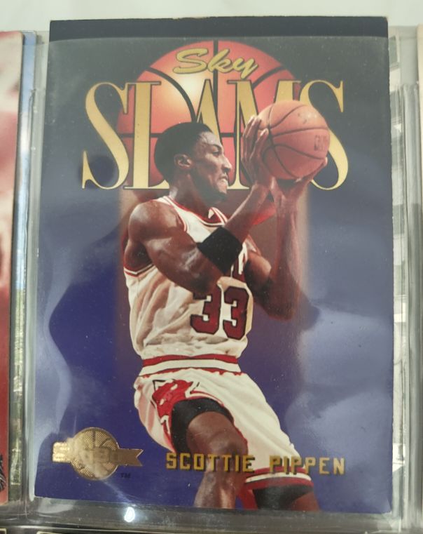 1994-95 SkyBox Premium #310 Scottie Pippen — front