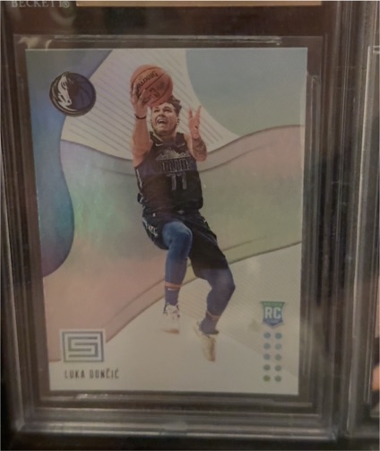 2018-19 Panini Status #122 Luka Doncic Rookie Card — front