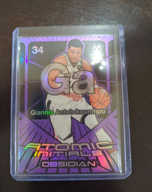 2024-25 Panini Obsidian #34 Giannis Antetokounmpo Atomic Initials Purple — front