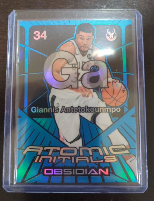 2024 Panini Obsidian #34 Giannis Antetokounmpo Atomic Initials — front