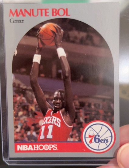 1990-91 Hoops #424 Manute Bol Philadelphia 76ers — front