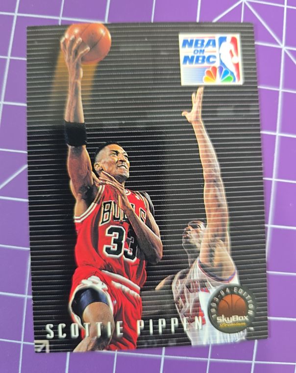 1993-94 SkyBox Premium #16 Scottie Pippen — front