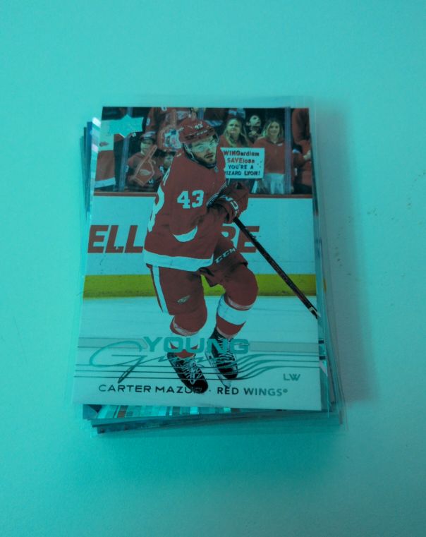 2023-24 Upper Deck Series 1 Young Guns #43 Carter Mazur — front