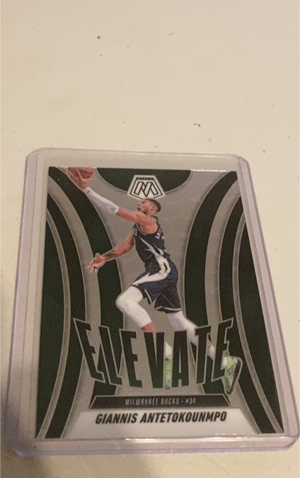 2024-25 Panini Mosaic #9 Giannis Antetokounmpo Elevate — front